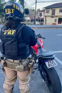 Fita adesiva na placa: PRF flagra adulteração em motocicleta na BR-470