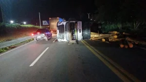 Caminhão tomba na BR-470 em Lontras