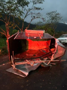 Dois cavalos ficam presos às ferragens após tombamento de carretinha em Rodeio