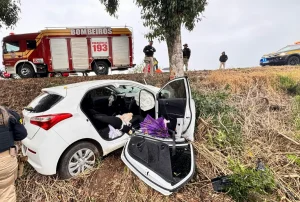 Motorista fica encarcerada após carro bater contra árvore na BR-470, em Rio do Sul