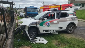 Colisão entre carro e viatura da PM deixa três pessoas feridas na Serra Catarinense