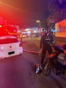 Motorista é preso após atingir motociclista e agente de trânsito em Blumenau