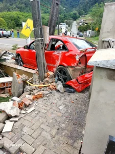 Passageiro fica preso às ferragens após carro bater contra poste em Rodeio