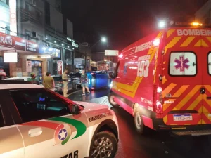 Veículo capota após colisão no Centro de Rio do Sul