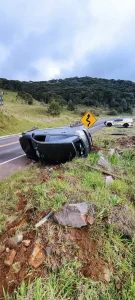 Motorista dorme ao volante, sai da pista e capota, em São Joaquim