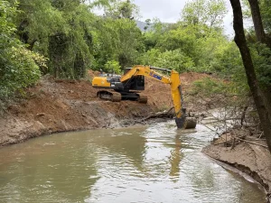 Prefeitura realiza limpeza e desassoreamento do Ribeirão Fundo Canoas
