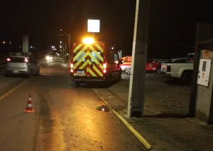 Motociclista de 22 anos fica ferido após colidir contra poste em Lontras