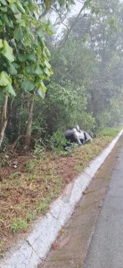 Carro sai da pista e capota na SC-110 em Ituporanga; duas pessoas ficam feridas