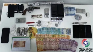Operação da PM prende oito suspeitos por tráfico de drogas no Alto Vale