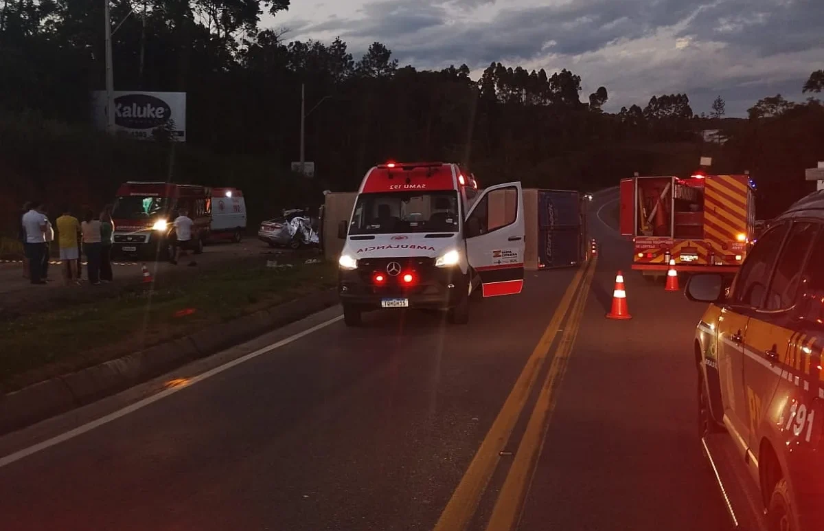 Atualização: sobe para quatro o número de mortos em acidente na BR-470 em Lontras