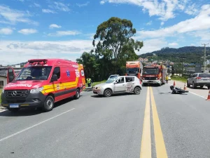 Motociclista fica ferido em acidente com carro na BR-470, em Rio do Sul