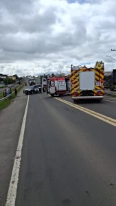 Homem sofre amputação de braço após ser atropelado por caminhão na BR-282