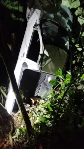 Motorista de 72 anos fica ferido após Fiat Strada cair em ribanceira em Rio do Sul