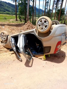Condutora fica ferida após carro capotar em Rodeio