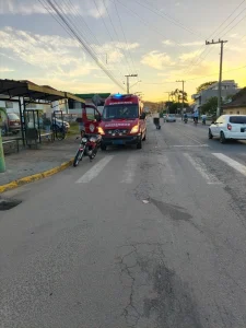 Bombeiros Voluntários de Presidente Getúlio atendem acidente entre carro e moto