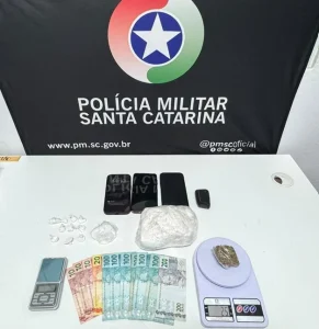 Após tentativa de fuga, dois homens são presos em flagrante por tráfico de drogas em Rio do Sul