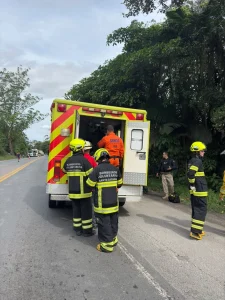 Condutora de moto é conduzida ao hospital após acidente na BR-470, em Indaial