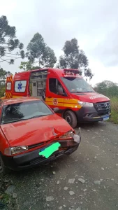 Motociclista fica ferido em colisão com carro em Atalanta