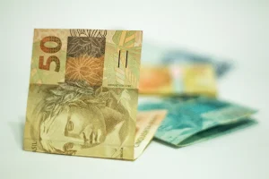 Gesto de honestidade: morador de Taió encontra parte de R$ 14 mil perdidos em Rio do Sul e entrega à polícia