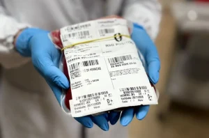 Santa Catarina realiza pela primeira vez o transporte de bolsa de sangue raro em cabine de avião comercial