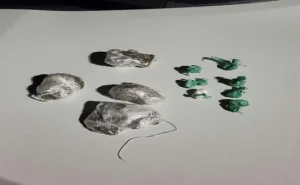 Jovem foge da PM, bate carro e é preso por tráfico de drogas em Indaial
